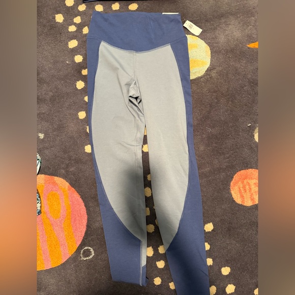 NWT Old Navy Extra High-Rise Two-Tone Sports Bra + Leggings - M - Picture 5 of 8
